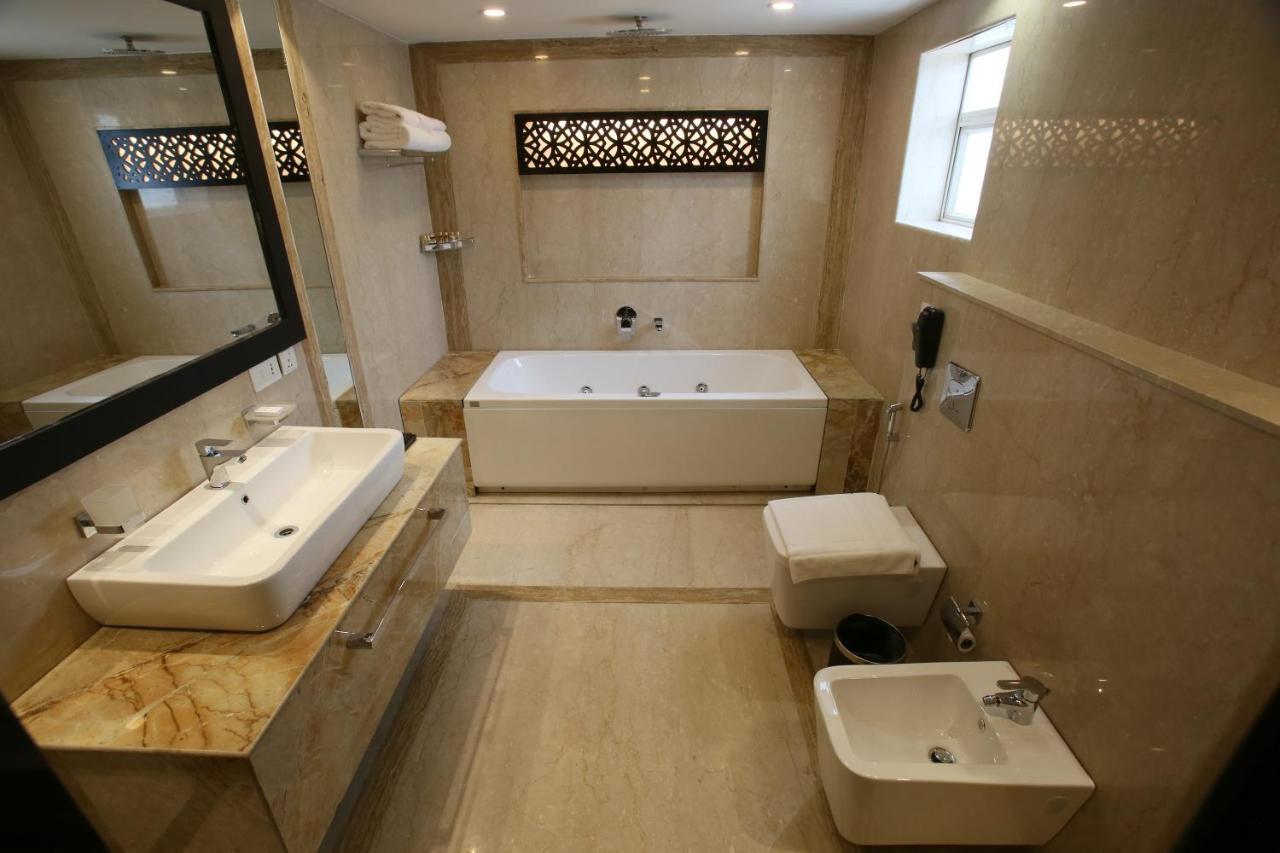 Vivin Luxury Suites Thiruvananthapuram Esterno foto